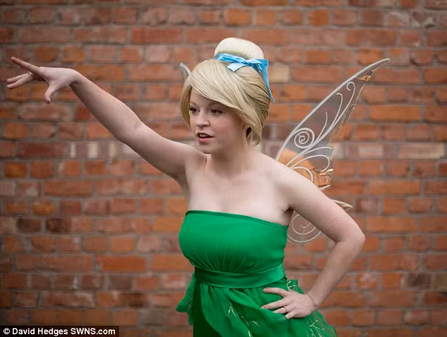 Cô rất yêu trẻ con và nụ cười của chúng, vì thế cô muốn bảo vệ và giữ gìn sự vui vẻ đó cho những đứa trẻ kém may mắn bằng tình yêu và hành động của mình. Bên cạnh đó cô cũng có sở thích và đam mê thế giới thần tiên từ năm 3 tuổi, khi bà ngoại tặng cô một bộ đồ Bạch Tuyết.