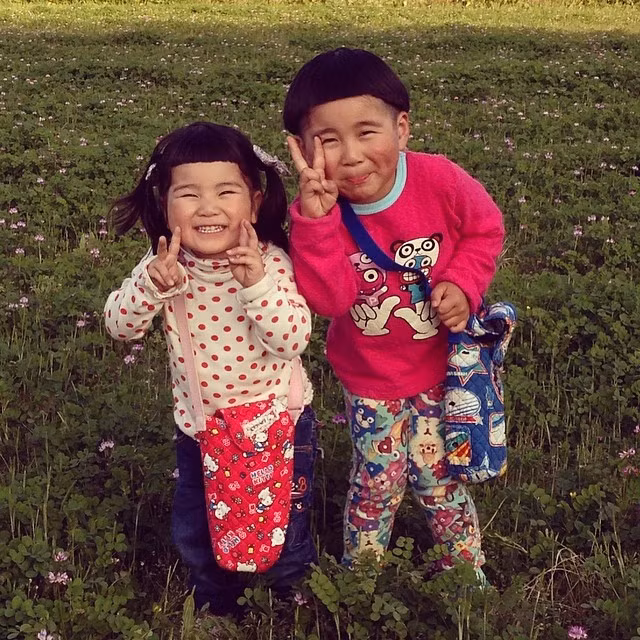 Theo như thông tin trên Instagram, cặp anh em người Nhật có tên là Bucky và Pippi. Hai anh em thường xuyên sinh hoạt cùng nhau và rất thích chụp ảnh với khuôn mặt biểu cảm, hài hước.