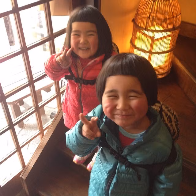 Đi đâu cũng có nhau, đồ dùng sinh hoạt cũng giống, đôi lúc chỉ khác màu.