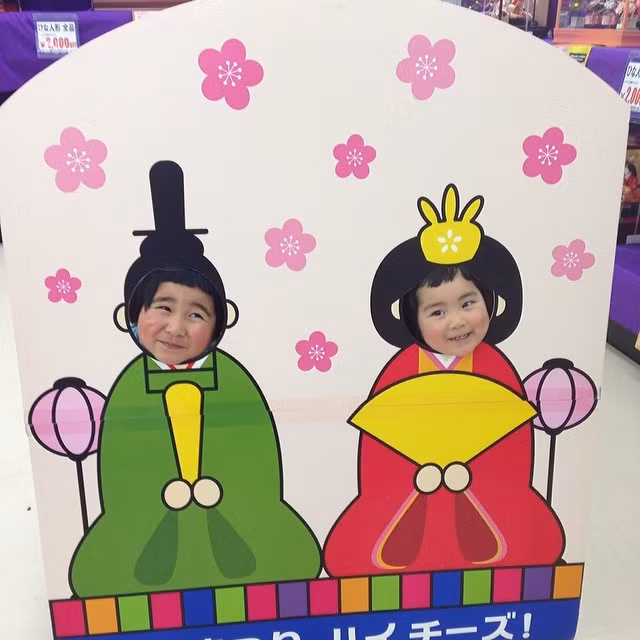 Tuy không có vẻ xinh đẹp như thiên thần như các cặp anh em hot trên mạng khác nhưng bù lại Bucky và Pippi có vẻ đẹp ngây thơ, trong sáng. Đặc biệt là biểu cảm khuôn mặt vô cùng đáng yêu, với mái tóc "đổ mái bằng" đã ghi điểm trong lòng cư dân mạng.