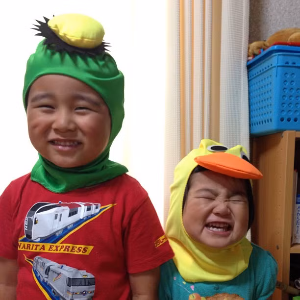 Hai anh em hóa thân thành các nhân vật hoạt hình và làm mặt xấu, cười rất vui vẻ.