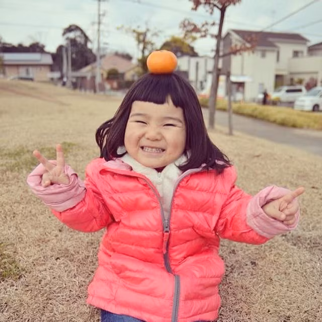 Cô em Pippi trổ tài đội hoa quả trên đầu mà vẫn cười tít mắt pose được hình.