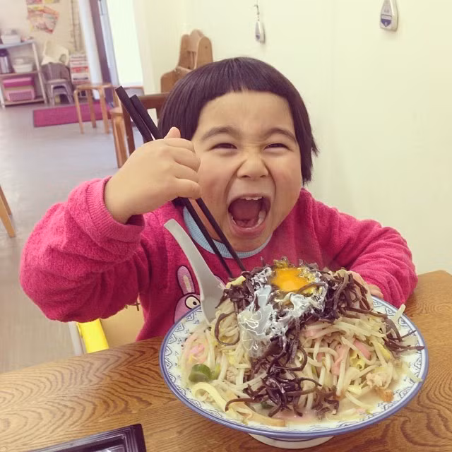 Bucky há to mồm như muốn nói: "Con sẽ ăn hết chỗ này cho mà xem!"