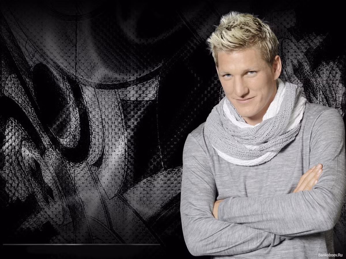 Bastian Schweinsteiger - chàng tiền vệ trung tâm của Bayern Munich là cầu thủ tóc vàng pha bạch kim. Khi trên sân, anh gây ấn tượng với những đường chuyền xuất thần.