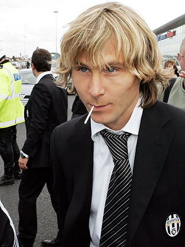 Paven Nedved, cựu cầu thủ của Juventus này luôn trung thành với mái tóc vàng và anh còn được gọi là "thiên thần tóc vàng".