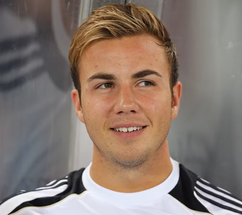 Mario Gotze (Bayern Munich) cũng là một chàng trai sở hữu mái tóc vàng gọn gàng và đôi mắt biết nói. Chính vì vậy mà cô bồ Ann Kathrin Brommel làm mọi cách để trói anh chàng này trước sự tăm tia của các cô gái khác.