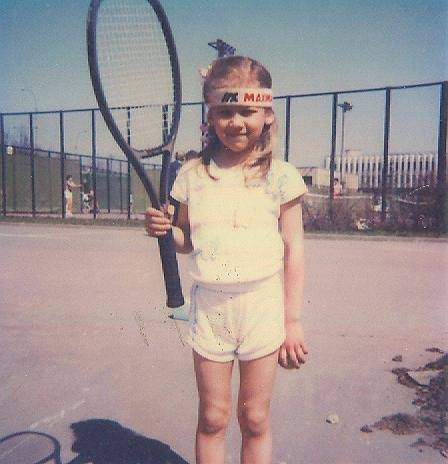 Bắt đầu sự nghiệp banh nỉ từ năm 14 tuổi, Kournikova được giới chuyên môn chú ý tới khi vô địch giải Italia Open năm 1995 và ấn tượng hơn khi cùng năm cô vô địch giải U18 châu Âu và U18 thế giới khi mới 14 tuổi.