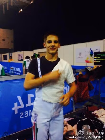 Patrick sau khi chiến thắng đối thủ đang cởi bộ giáp thi đấu.