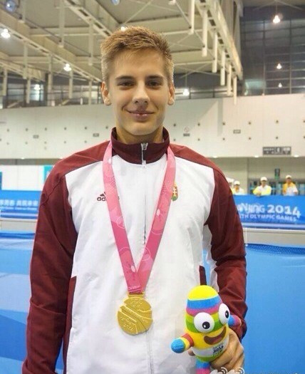 Ngay sau khi đăng quang ngôi vị quán quân, những hình ảnh Esztergalyos Patrik siêu điển trai khi nhận giải thưởng cao quý đã được lan truyền trên mạng. Rất nhanh chóng, cư dân mạng tìm ra Instagram của anh chàng và liên tục truyền tay nhau những hình ảnh đẹp trai "đốn tim" người đối diện.