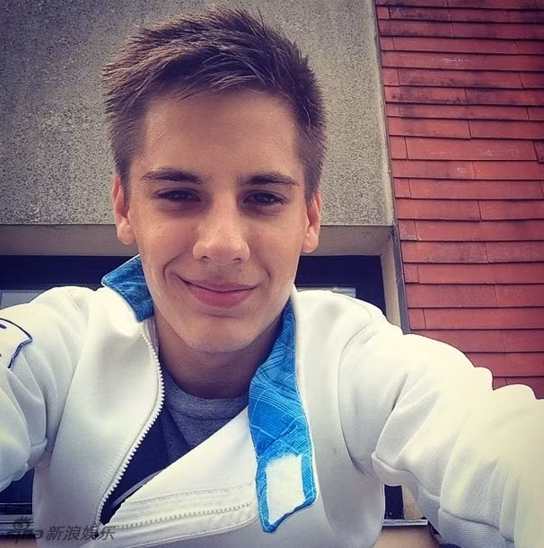 Một tờ báo của Trung Quốc đã nhận xét anh chàng có nhiều nét giống ngôi sao ca nhạc nổi tiếng Justin Bieber, tuy nhiên những người hâm mộ Patrick lại cho rằng Patrick có một chiều cao và hình thể cân đối hơn Justin nhiều, và hơn hết Patrick trông hiền lành và không có gu thời trang quần tụt thảm họa như Justin.