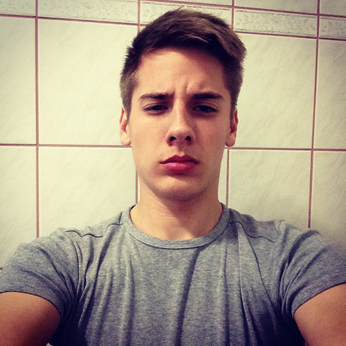 Như bao teen boy khác, Esztergalyos Patrik cũng rất thích "tự sướng" và kiểu anh chàng ưa thích là cười nhếch méc khi pose hình.