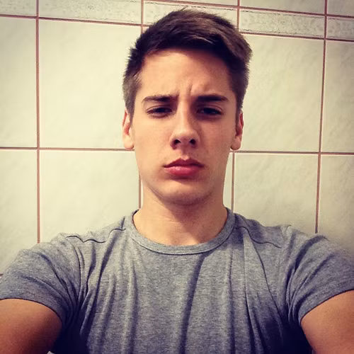 Như bao teen boy khác, Esztergalyos Patrik cũng rất thích "tự sướng" và kiểu anh chàng ưa thích là cười nhếch méc khi pose hình.