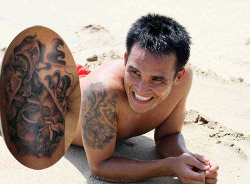 Các cầu thủ chọn cách khác nhau để cầu may, phổ biến nhất là đi lễ chùa và nhà thờ nhưng có người lại chọn cách là xăm hình Phật hoặc hình Chúa lên cơ thể để tìm kiếm sự chở che. Điển hình là cầu thủ Sỹ Cường, anh sở hữu hình xăm cách điệu Đức Phật chắp tay ẩn trong tòa sen. Anh coi đó là biểu tượng mang đến bình yên, may mắn cho anh. Ảnh: Zing.