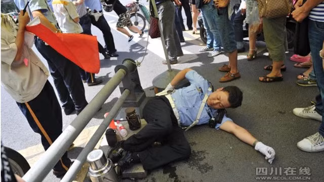 Sự việc xảy ra ở Thành Đô, Trung Quốc. Một thiếu niên 16 tuổi tên Xiao Yan đã điều khiển xe máy không có biển kiểm soát lưu thông trên đường trong khi không có giấy phép lái xe và chưa đủ tuổi. Xiao đã bị các CSGT giữ lại vì trong quá trình kiểm tra đã phát hiện nhiều sai phạm của cậu thiếu niên này. Xiao làm ầm lên và gọi cha mình tới can thiệp.