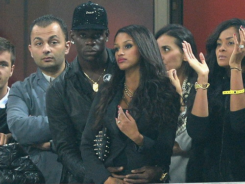 Báo chí đưa tin Balotelli đã bị tát 2 cái vào mặt sau khi tán tỉnh một người phụ nữ đã có bạn trai. Cũng trong thời gian này, Balotelli lại khiến công chúng ngạc nhiên khi giúp đỡ một cậu bé bị bắt nạt đang lang thang trên đường. Biết được lí do, Super Mario thậm chí còn đưa cậu bé tới lớp để giúp giải quyết mâu thuẫn.