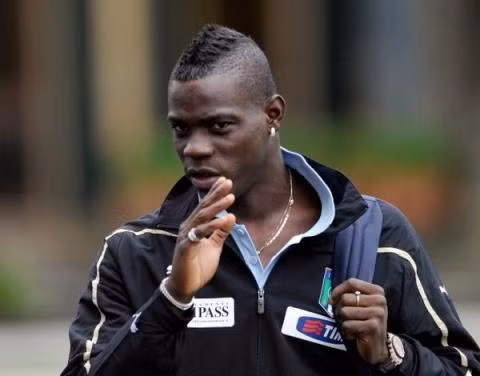 Balotelli cùng em trai đã ngang nhiên phi xe vào một nhà tù dành cho phạm nhân nữ ở Brescia, Italy mà không được phép của nhà chức trách. Khi được hỏi lý do tại sao làm điều đó, Balotelli trả lời: "Tôi đã nói với em trai của tôi: "Em có muốn tới thăm một nhà tù hay không?". Sau đó tôi lái xe vào tù".