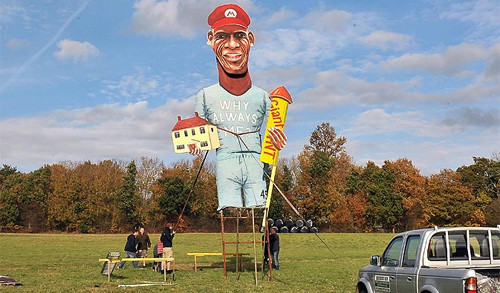 Tiền đạo Man City cùng những người bạn tổ chức bắn pháo hoa và vô tình khiến căn nhà anh bốc cháy. Nếu không có sự cứu hộ kịp thời, "ngựa chứng" đã phải hối hận với pha nghịch dại của mình