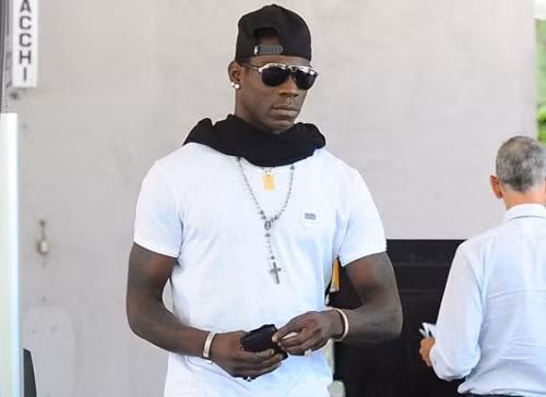 Mẹ yêu cầu Balotelli đi mua bàn là, và anh trở về với một chiếc xe đạp và máy trò chơi điện tử. Trả lời phỏng vấn BBC, Balotelli cho biết anh đã vào một cửa hàng tạp hóa, mua rất nhiều thứ - ngoại trừ chiếc bàn là.