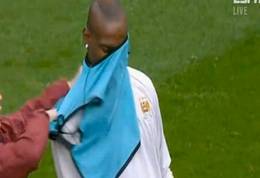 Khi còn ở Manchester City chơi bóng tại Premier League, không hiểu vì lí do gì mà Balotelli loay hoay mãi cũng vẫn không thể mặc nổi chiếc áo tập cho đúng.