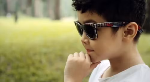 Cậu bé quyết định gây ấn tượng với nàng.