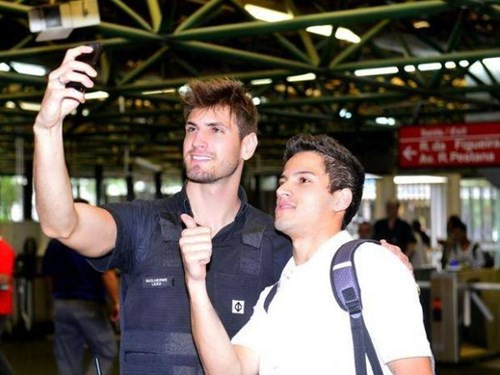 Không chỉ có các fan nữ, Guilherme còn có cả các fan nam ngưỡng mộ body của anh.