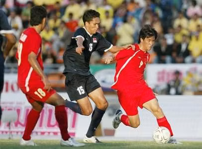  Tranh 3/4 Seagame 2007: U23 VN 0-5 U23 Singapore. Sau khi để thua Myanmar trên chấm 11m ở trận bán kết, HLV trưởng của U23 Việt Nam là Alfred Riedl đã từ chức. Trợ lý Mai Đức Chung lên cầm quân nhưng U23 Việt Nam thi đấu nhợt nhạt và đã để thua U23 Singapore với tỷ số 0-5. Đây là thất bại nặng nề nhất của U23 việt Nam từ khi tham dự Seagame.