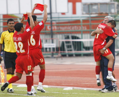 Màn ăn mừng độc đáo của Lương "dị" tại AFF Cup đầu tiên trong sự nghiệp cầu thủ của mình.