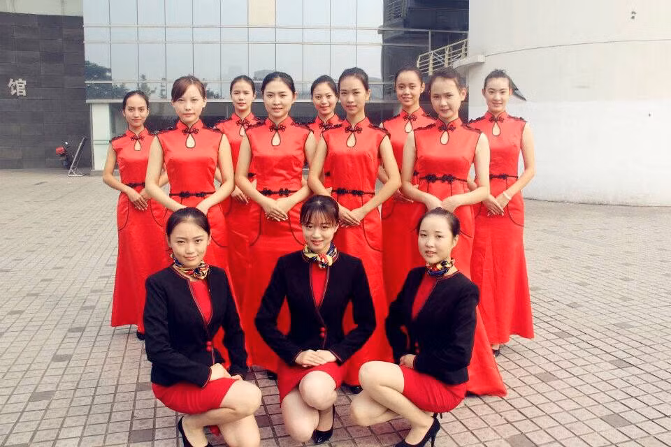 Gần đây, cư dân mạng TQ đang xôn xao trước những hình ảnh đội nghi lễ xinh đẹp các trường cao đẳng, đại học thuộc Tứ Xuyên, Trung Quốc. Được biết những bức ảnh này do Đoàn Thanh niên, Ủy ban tỉnh Tứ Xuyên đăng tải.