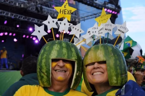 Cổ động viên Brazil diện những chiếc mũ làm từ dưa hấu.