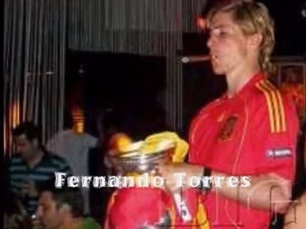 Torres "phê pha" với điếu xì gà trên môi.