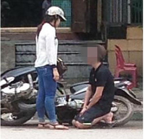 Ngày 27/4/2014, trên đường phố Thái Nguyên, một chàng trai đã phải nhận không ít cái tát từ bạn gái, sau đó quỳ xuống đường xin lỗi, bên cạnh là chiếc xe máy đổ ngang ra đường.