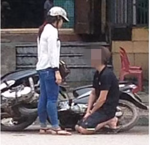 Ngày 27/4/2014, trên đường phố Thái Nguyên, một chàng trai đã phải nhận không ít cái tát từ bạn gái, sau đó quỳ xuống đường xin lỗi, bên cạnh là chiếc xe máy đổ ngang ra đường.