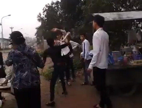 Ngay đầu clip đã thấy nam thanh niên vung điếu quật vào đầu các nam sinh.