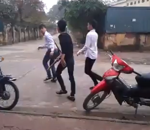 Không nghe lời bao biện của nam sinh, thanh niên cầm điếu tiếp tục vụt.