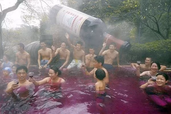 Tắm trong rượu.