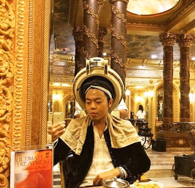 Chàng công tử này đi làm đẹp cũng phải check-in tại địa điểm làm tóc nguy nga như cung điện để cho bạn bè biết mình nhiều tiền cỡ nào.