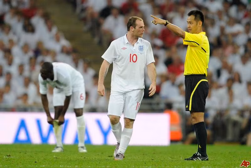 Ông Masaaki Toma cũng vinh dự được bắt chính trong trận đấu giao hữu giữa ĐT Anh và ĐT Mexico năm 2010.