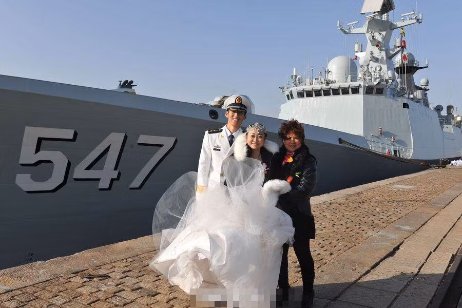 Bởi vì đây là dịp hiếm có nên những hình ảnh về một đám cưới đơn giản nhưng tràn ngập tình yêu, sự chờ đợi, hi sinh và trách nhiệm đã không khỏi khiến cư dân mạng TQ cảm động.