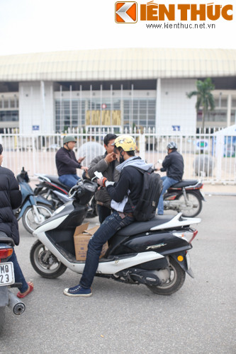 Các cò nồng nhiệt mời chào và giới thiệu rất cụ thể: "Vé khán đài A và B thì có cửa 1, cửa 2 và cửa 4 là đắt nhất vì đó là vị trí đẹp nhất của sân. Ngồi xem đẹp như màn hình mấy trăm inch".