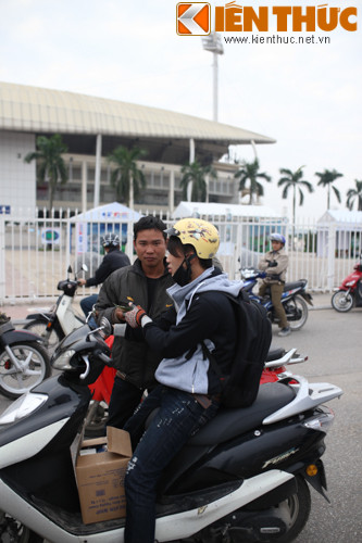 Khi được hỏi về tình trạng sốt vé, một tay cò giải thích, mỗi người xếp hàng chỉ mua được 2 vé và họ cũng phải đi mua lại rồi mới bán tới tay người dùng. Do hôm qua ĐTVN đá hay quá nên càng đẩy tình trạng sốt vé lên cao như hiện nay.