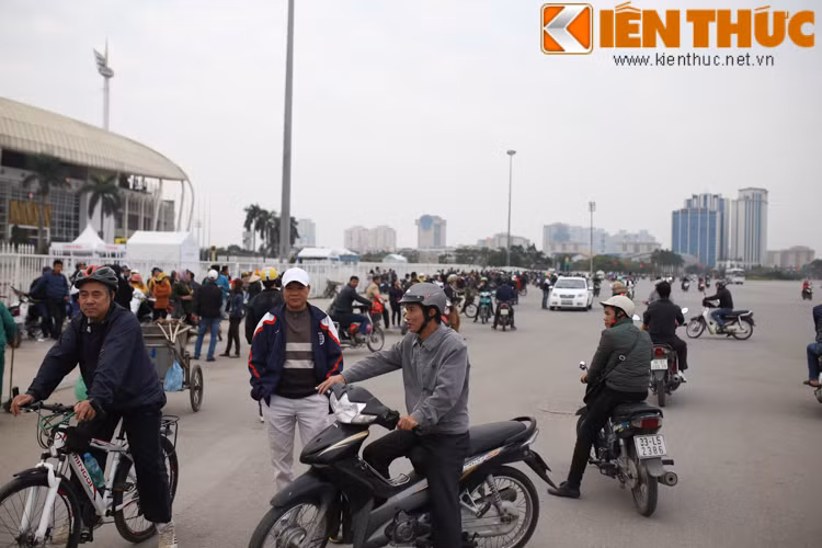 Cảnh mua bán vé chợ đen tấp nập trước cổng sân Mỹ Đình.