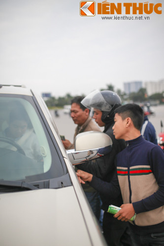 Còn với khán đài A, B, giá vé dường "vọt lên trời" khi bị "cò" hét từ 3.500.000 đồng đến 4.000.000 đồng một cặp. Trong khi đó giá của VFF chỉ là 400.000 đồng/vé với khán đài A và 300.000 đồng/vé với khán đài B.