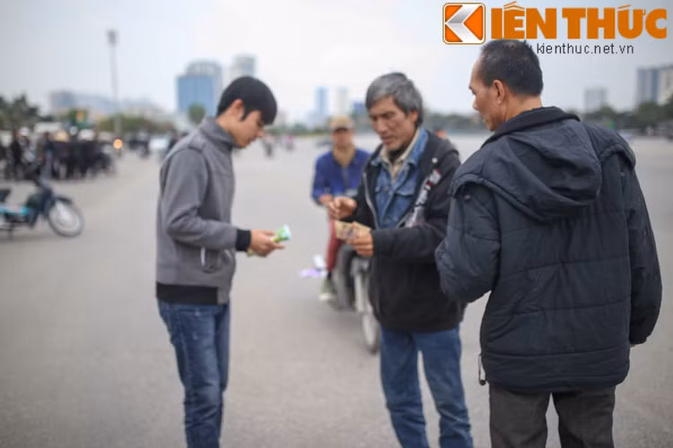 Sau chiến thắng 2-1 của ĐTVN trước Malaysia, giá vé chợ đen đã được đẩy lên cao ngất ngưởng.