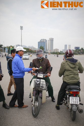 Thời điểm 16h chiều nay, giá vé chợ đen khán đài C, D dao động từ 800.000 đồng đến 1.000.000 đồng một cặp. Trong khi đó, giá vé tại quầy bán vé do VFF niêm yết cho 2 khán đài này lần lượt là 150.000 và 250.000/ vé.