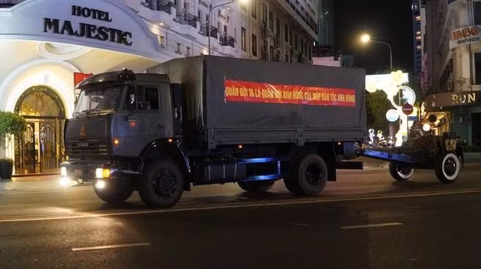 Bo doi xuyen dem trien khai tran dia phao le cho ngay 30/4-Hinh-3