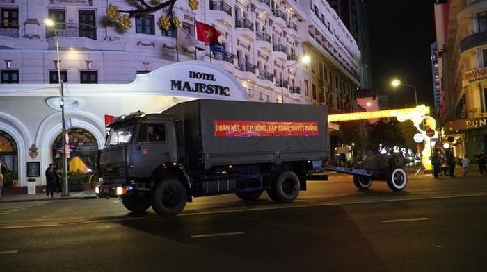 Bo doi xuyen dem trien khai tran dia phao le cho ngay 30/4-Hinh-4