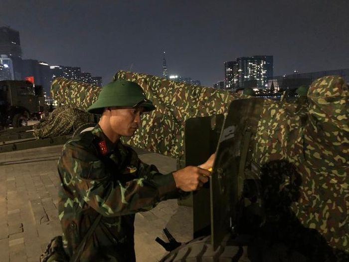 Bo doi xuyen dem trien khai tran dia phao le cho ngay 30/4-Hinh-9