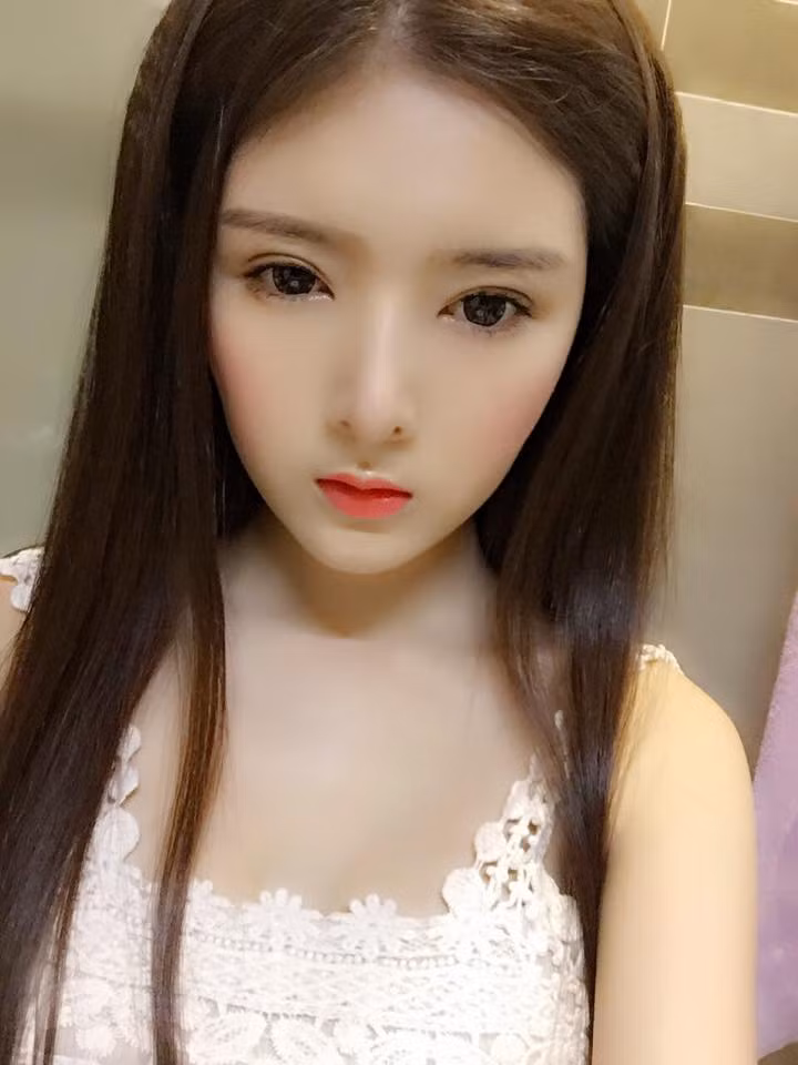 Mới đây nhất, cô nàng hot girl đã quyết định công khai việc sửa mũi và gọt cằm của mình.