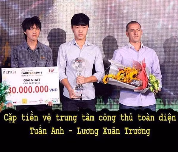 Trong trận đấu bán kết với U19 Myanmar vừa qua, bộ đôi Xuân Trường và Tuấn Anh được nhắc tới nhiều nhất. Qua từng trận đấu, họ thầm lặng làm việc để làm bóng cho tuyến trên nhưng ở trận này, họ khẳng định rằng họ không chỉ biết làm bóng mà còn biết "vẽ" siêu phẩm.