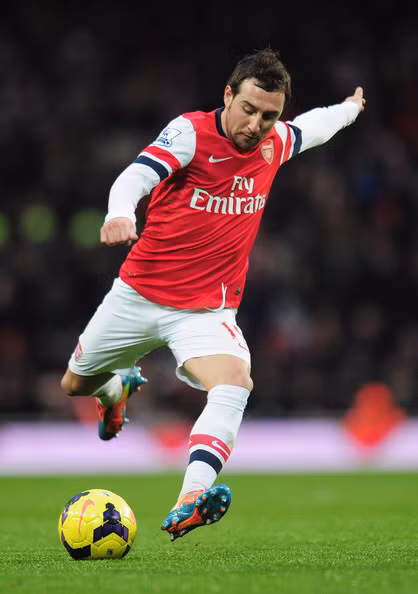 Chính HLV của anh là Wenger cũng phải thừa nhận dù khi nghiên cứu thì Cazorla thuận chân phải nhưng khi thi đấu chẳng ai biết chân nào là chân thuận của anh.